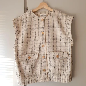 Lindex tweed väst med guldknappar - 🌷FÖRST TILL KVARN!🌷 En super lyxig vävd ljus beige väst med guldiga knappar, box-fit. Från Lindex (Holly & Whyte) Helt ny och superfin (spontanköp för min del) har andra så denna har ej kommit till användning, bara legat i garderoben. Den behöver kärlek så väljer att sälja vidare den.