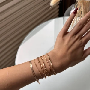 Armbandskit - Helt nya armband, i ett kit mer 6st. Justerbar storlek på alla. Lite mer roseguld🩷 Kommer i en rosa smyckespåse. Perfekt present🎁