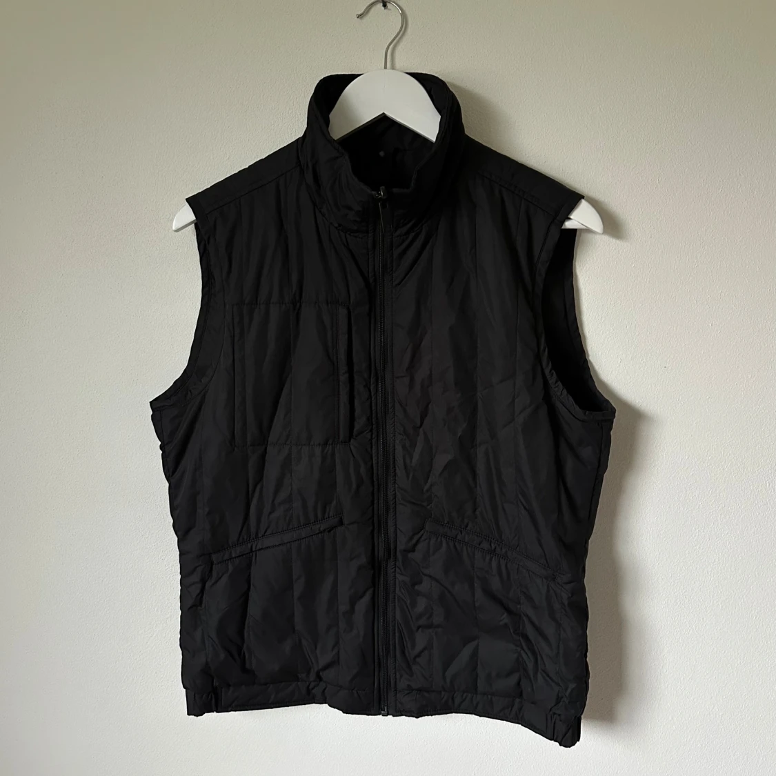 Svart dunväst från J.Lindeberg