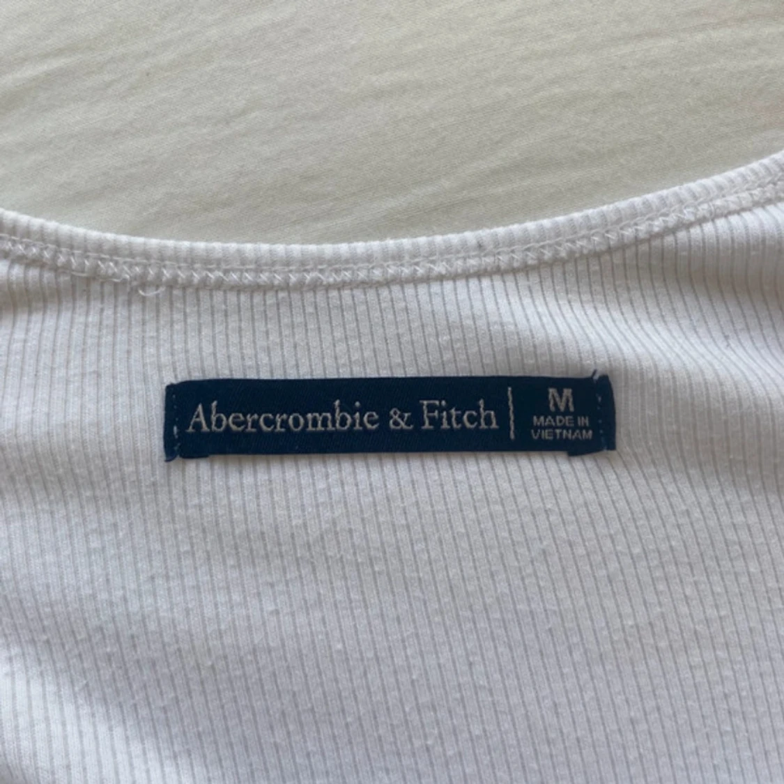 Vit linnetopp från Abercrombie & Fitch - 4