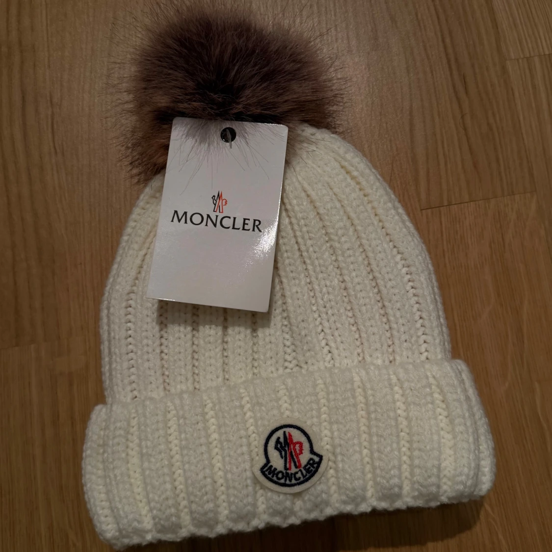 Vit Moncler mössa med pom pom  - 1