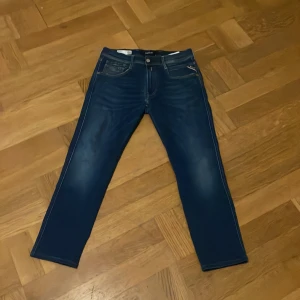 Replay Hyperflex Anbass jeans blå - Säljer nu ett par snygga replay anbass hyperflex i storleken 31 w/ 30 L! Jeansen är i nyskick förutom det pytte lilla hålet vid skrevet! Hör av dig vid minsta fundering! 