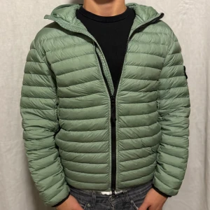 Stone Island dun jacka - Loom Woven Chambers R- dylon down - TC (Grön) - Snygg grön dunjacka från Stone Island, köpt i Frankrike för runt 8000 kr. Använd första vintern men sen blivit för liten. Skick: 7/10 – fräsch överlag men har två små hål (syns knappt). Äkthetskod finns (CLG-nummer, går att kolla på certilogo.com). Nypris ca 8–10 000 kr. Pris: 2800 kr, men ej hugget i sten. 
