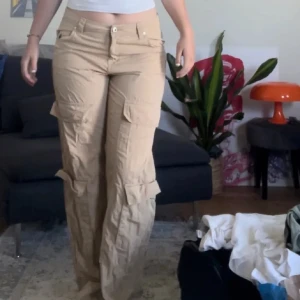 Beiga lågmidjade cargo byxor  - Färgen är lite mörkare i verkligen, använt fåtal gånger, dessa är storlek 40 men passar även 38 med en mer baggy look