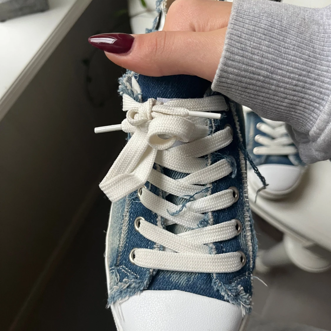 Blå denim sneakers med fransar