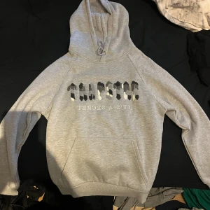 Trapstar hoodie tröja - Hej, säljer den här trapstar tröjan då den var lite för liten. Har testats en gång och är i perfekt skick. Släpper den för endast 499 kr. Skriv för mer bilder.