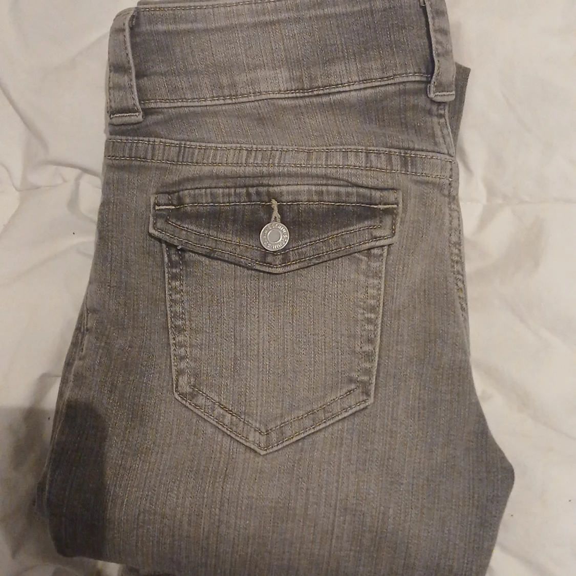 Grå bootcut jeans från H&M - 1