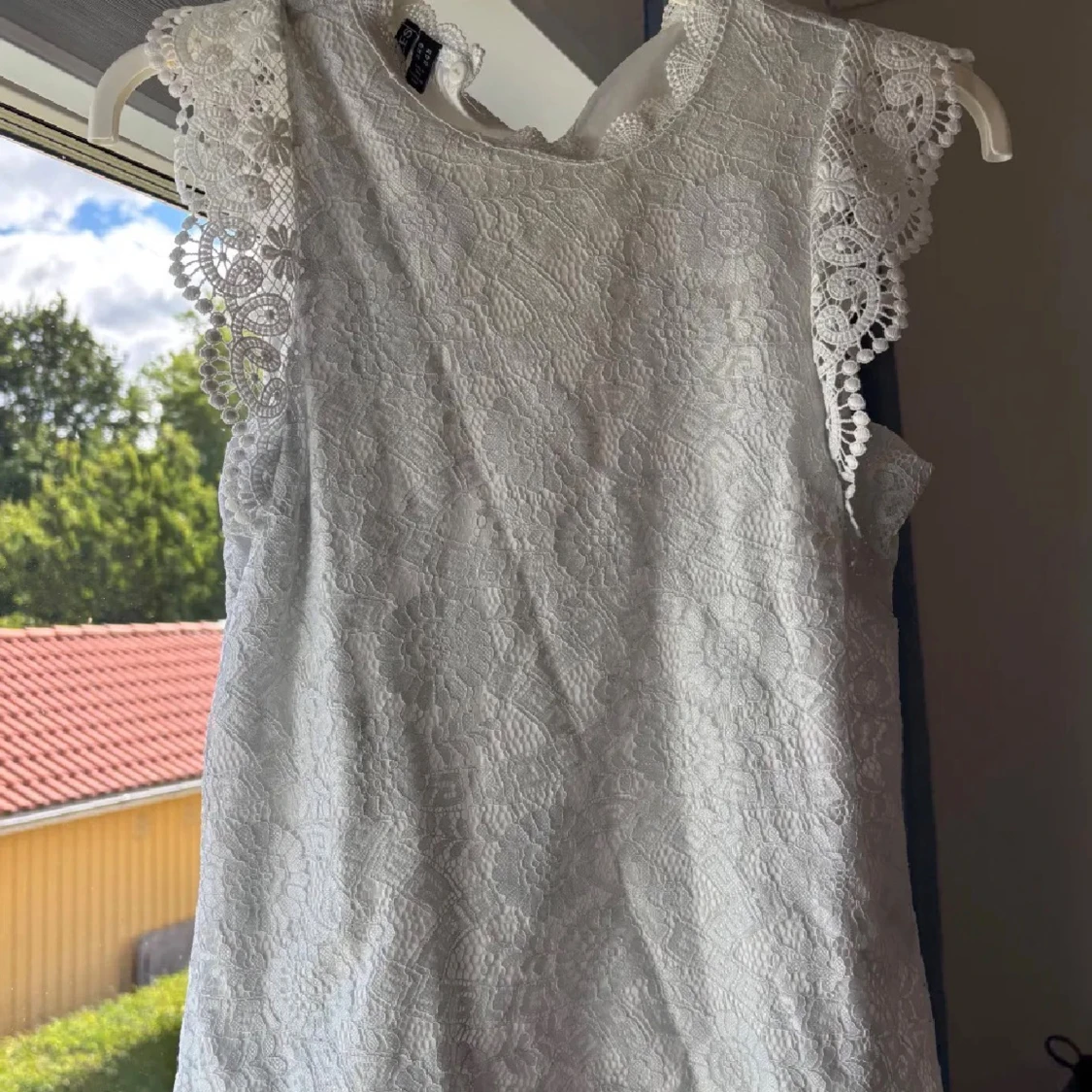 Vit spetsblus med volangärm