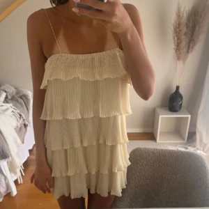 Plisserad volangklänning i beige - Klänning 😘