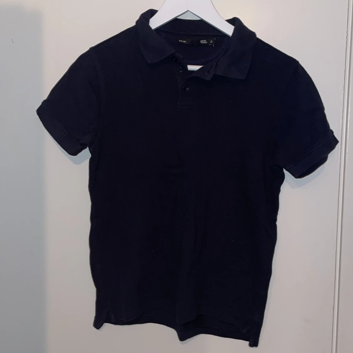 Mörkblå pikétröja från 157