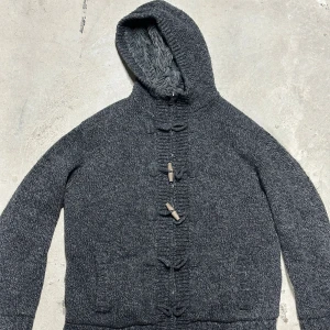 Vintage kofta med päls eller fodring - Säljer nu denna extremt eftertraktade och vintage kofta med päls eller fodring ! Grymt skick, inga defekter - ser exakt ut som på bilderna! Storlek L, passar M! Skriv gärna vid frågor 💬✌️