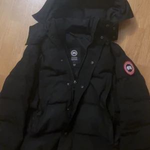 Svart Canada Goose  - Säljer en Canada Goose jacka för endast 2500kr. Den är använd en vinter och har inga skador, i perfekt skick.
