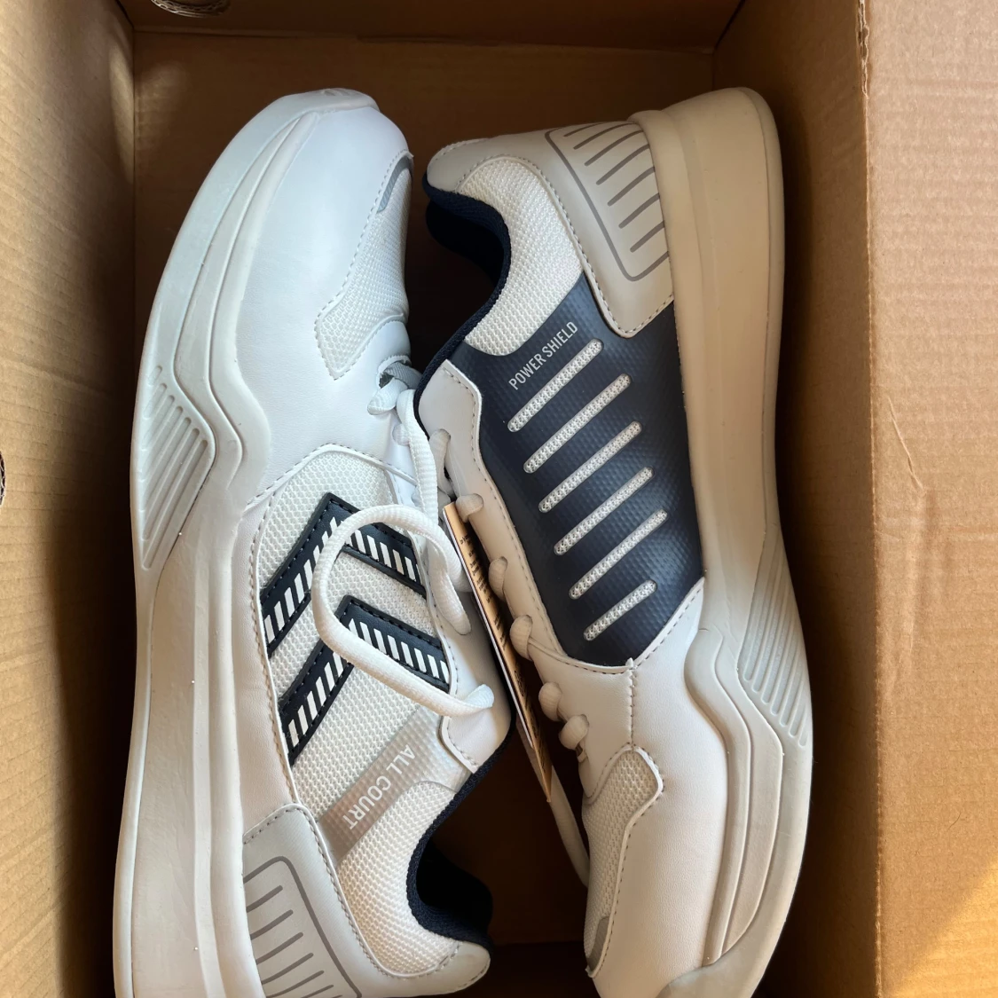 Vita och marinblå sneakers från Hummel