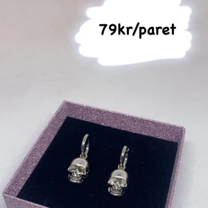 Small skull earrings⚡️🤍 - Superfina handgjorda örhängen perfekta för att ge alla outfits det lilla extra!🎀Säljs för 40kr/styck eller 79krpar. Rekommenderar att köpa genom Swish då frakten endast är 18kr!💕Skriv alltid innan du köper!💗Ps. i varje order får man gulliga stickers med!🤭💕