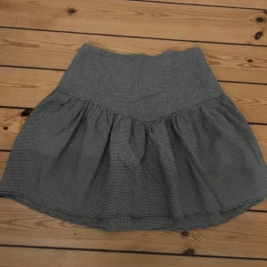 & other stories kjol - Jättesöt kjol från & other stories som jag köpt här på Vinted men som tyvärr inte passade mig.