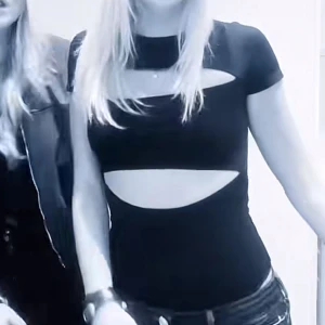 Svart croppad topp med cut-outs - Super snygg body men cut-outs, använd endast en gång💕💕