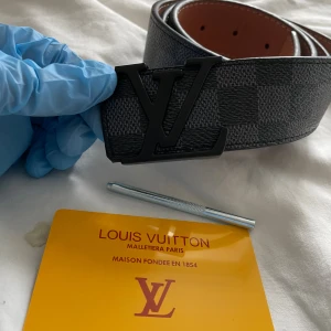 Louiss Vuitton bälte helt ny - Louiss Vuitton bälte helt ny och hållgörare ingår  helt ny är de väldigt snygg med fina detaljer följ gjärna våran TikTok Scandinavia_marke kort ingår ej 