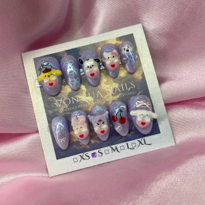 SweetSet (S);Short Almond;Curved - Säljer ett set med handgjorda press-on naglar i lila med glitter och 3D dekorationer som söta sanrio figurer, körsbär, rosetter och hjärtan. Naglarna har en kort mandelform och kommer i S: 15 mm, 11,5 mm, 12 mm, 11 mm, 9 mm . Perfekt för dig som vill ha unika och kreativa naglar.