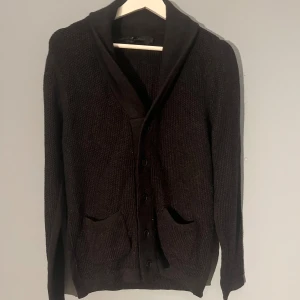 Svart stickad kofta från Riley - Tja! Säljer denna  svarta stickade koftan från Riley. Den sitter som en perfekt S och är i mycket bra skick. Denna kofta är riktigt skön och snygg som passar perfekt till vintern. Hör av er för fler frågor!