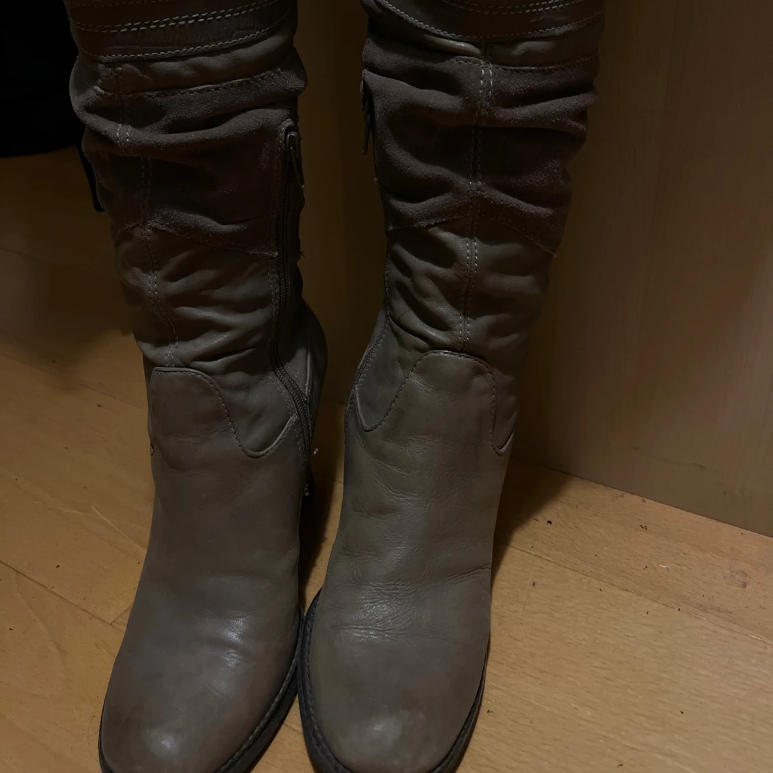 Bruna stövletter med klack och nitar - 2