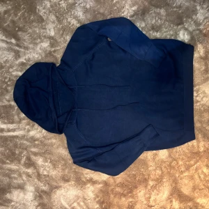Cashmere hoodie onewear - Cashmere hoodie ifrån onewear som är stickad och har dragsnören. Tröjan har långa ärmar och ribbade muddar vid ärmslut och nederkant. Perfekt för dig som gillar en enkel och stilren look med en bekväm passform. 1-2 dagar leverans, om du köper innnan klockan 14 skickas varan redan samma dag. Om du vill va grisch men även lite streetstyle på samma gång rekommenderar ja dig detta plagg enormt🫡. Ny pris 999 kr. Mitt pris 549 kr helt ny!🔥💸
