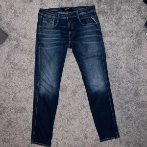 Replay Hyperflex Anbass jeans blå - Säljer nu mina mörkblå replay anbass jeans. Hör av er vid frågor! Storlek 32/32.