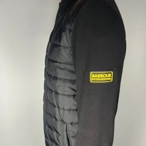 Barbour cardigan - Säljer en riktigt snygg och trendig Barbour cardigan i fint skick, storlek M, vid frågor är det bara att skriva //Gramenti