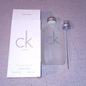(CK One) CALVIN KLEIN 100ml eau de toilette - CK One (Calvin Klein), 100 ml eau de toilette. Fräsch och ny har aldrig öppnats förutom på bilden! Full som man ser på bilderna. Made in spain. CALVIN KLEIN.