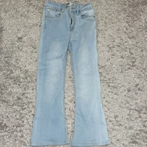 Ljusblå bootcut jeans XS short 157 - Ljusblå jeans från 157 i bootcut-modell med kortare benlängd. Har sytt dom ytterligare hos skräddaren men de blev för korta för mig så skulle säga att de passar dig som är kortare än  150. Klassisk femficksdesign och normalhög midja. Perfekta för dig som gillar en avslappnad och trendig look. Tillverkade i mjukt denimtyg för skön passform.