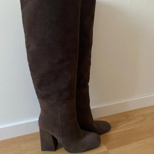 Bruna mocka stövlar🩷 - Jätte gulliga knähöga bruna mocka stövlar! Säljer då jag flyttrensat och dessa tyvärr inte får stanna längre😭 sparsamt använda! Pris kan diskuteras