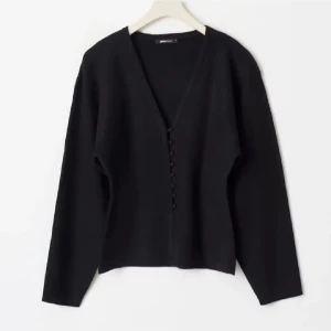 Shaped knitted cardigan Gina - Supper snygg och populär cardigan från Gina. Helt slutsåld på hemsidan, endast använd 2ggr. Skriv vid frågor🤩Pris går alltid att diskutera💕