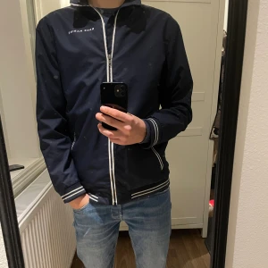 Mörkblå vindjacka Race Marine - Säljer en mörkblå jacka från Race Marine med vita detaljer