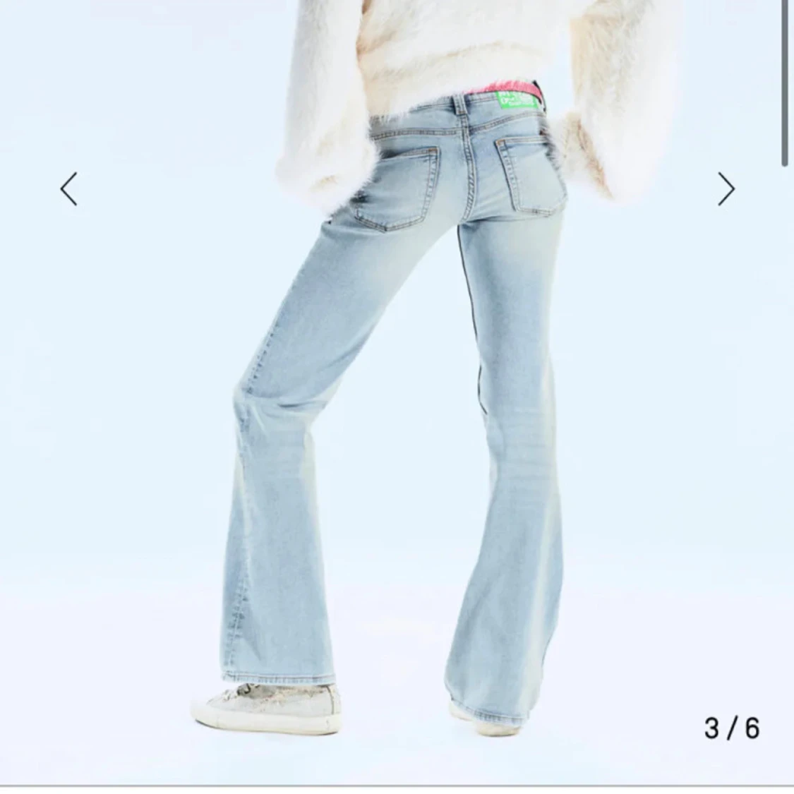 Ljusblå bootcut jeans med slitningar