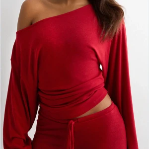 Lounge set - Säljer detta set från Nelly. Tröjan i storlek M och byxorna i storlek S. Tröjan är använd endast en gång. Byxorna är oanvända med lapp. Nypris 698kr 🤍