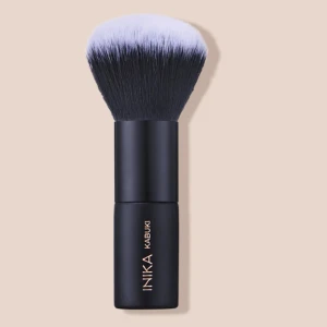 INIKA Kabuki sminkborste vegan - Kabuki-sminkborste från INIKA med täta, mjuka veganska borst. Snygg och stilren i svart design. Testad några gånger men säljer den nu pga använder andra sminkborstar. Skickar den nytvättad såklart, hör av dig vid frågor💕