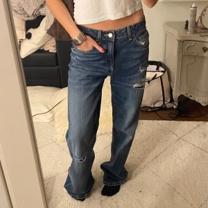 Zara jeans - Supernice Zara jeans med hål säljer då de tyvärr var lite stora för mig ❣️stl 36 lappen är borttagen men skicket är helt nytt