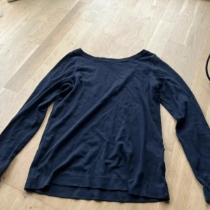 Mörkblå långärmad tröja C&A XS - En basic mörkblå långärmad tröja från C&A i mjuk bomull. Tröjan har en enkel rund halsringning och en rak passform som funkar till allt.