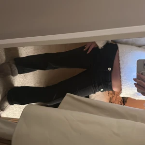 Svarta bootcut jeans med låg midja - Snygga svarta jeans med bootcut passform och låg midja. Byxorna har inga fickor där bak utan bara ett bar små fram, nästa aldrig använda, säljer då dom är för korta. För referens är jag 166