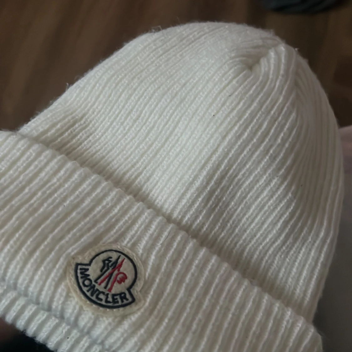 Vit ribbstickad mössa från Moncler - 2