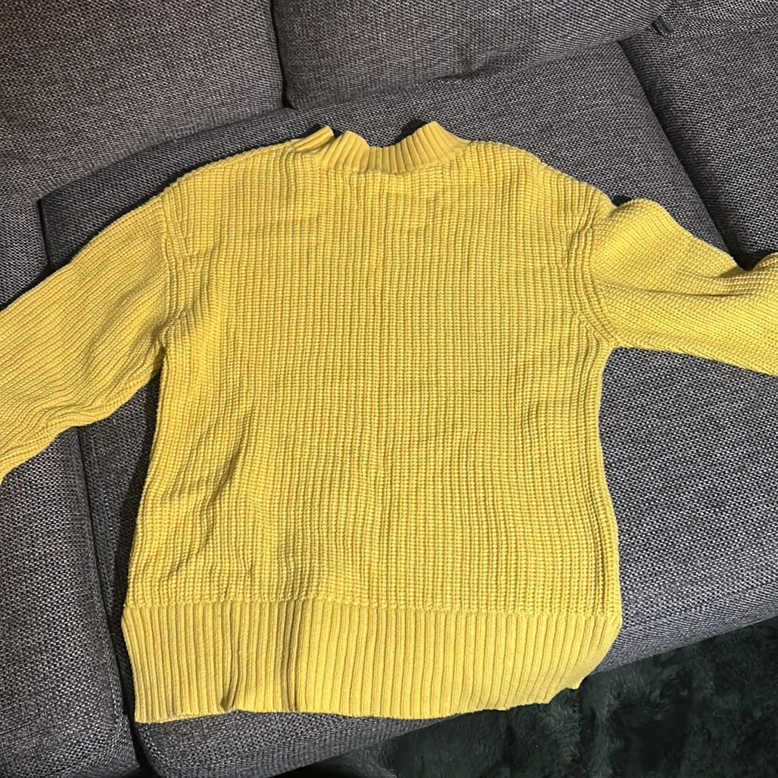 Gul stickad tröja - 1