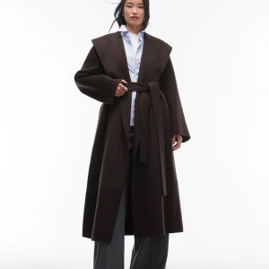 Brun kappa  - Super fin mörkbrun ullkappa från Arket perfekt nu till höst/vinter. Köpt förra vintern, mycket bra skick. Nypris 3290 säljer för 2700! 🩷🍁Hör av dig om du vill köpa eller vid frågor!