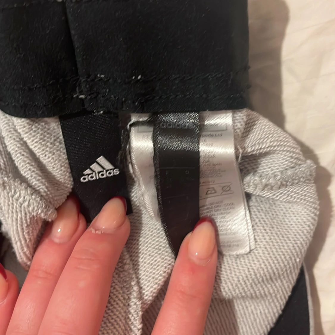 Grå Adidas mjukisbyxor med svarta ränder - 3