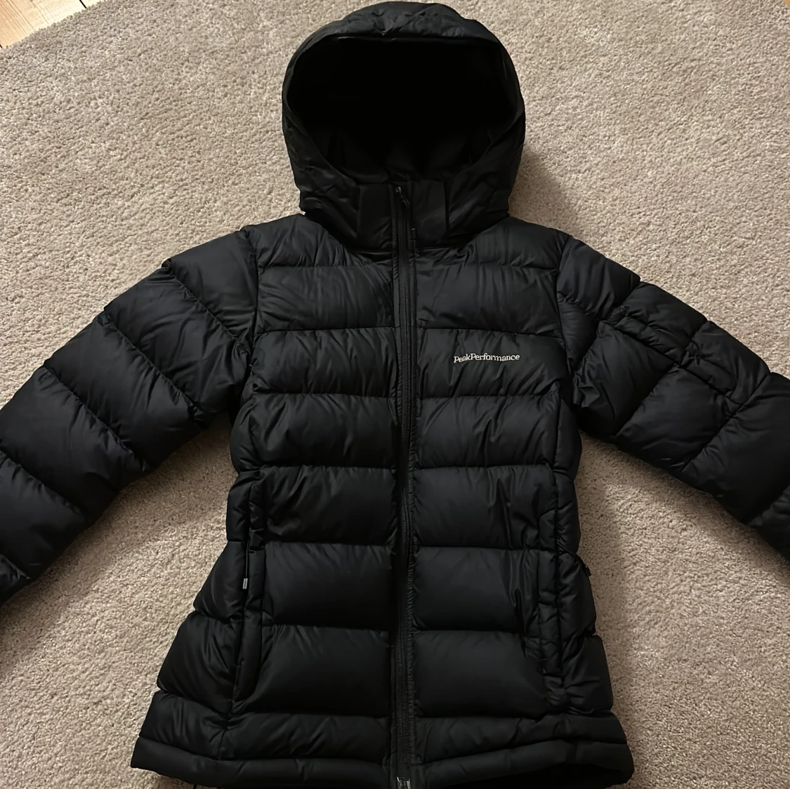 Svart Peak Performance dunjacka