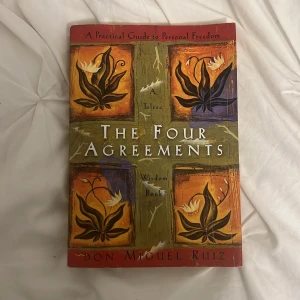 The Four Agreements - En inspirerande bok som ger dig en praktisk guide till personlig frihet och lycka, baserad på Toltekisk visdom. Perfekt för dig som vill utvecklas och hitta nya sätt att må bättre i vardagen. Lättläst och populär bland unga vuxna.