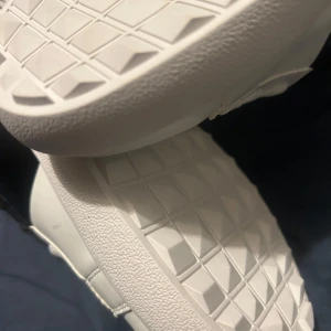 Black sneakers 42 - selling these, skriv och frågaaa