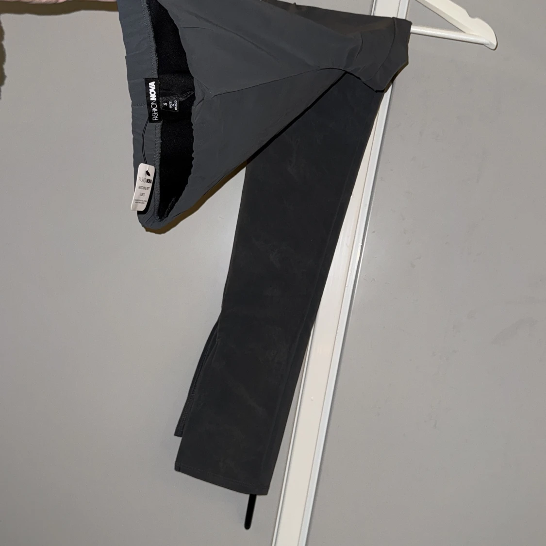 Gråa byxor från Fashion Nova - 3