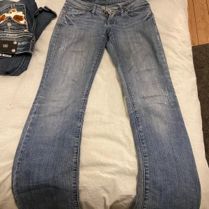 MISS ANNA BOOTCUT JEANS - Supersnygga miss Anna bootcut jeans med coola fickor och detaljer, tyvärr för små för mig. Inte kollat exakta mått men absolut en XS/34. Inte använda av mig men lite slitna längst ner av tidigare användning. 