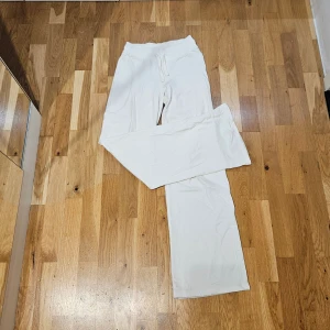 Mjukisbyxor - gina tricot  - Ett par vita lite tunnare mjukisbyxor från gina tricot i storlek XS, riktigt stilrena och fina. Tyvärr försmå för mig nu, använda ett fåtal gånger!   Inte genomskinliga 