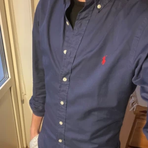 Ralph Lauren skjorta - Fint skick, normalstor i storlek. Hör gärna av er vid frågor