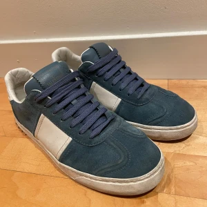 Valentino Flycrew - Valentino flycrew passar 39,5-40,5. Nitar borta och riktigt bra skick. Box, 2x dustbags och kortet följer med